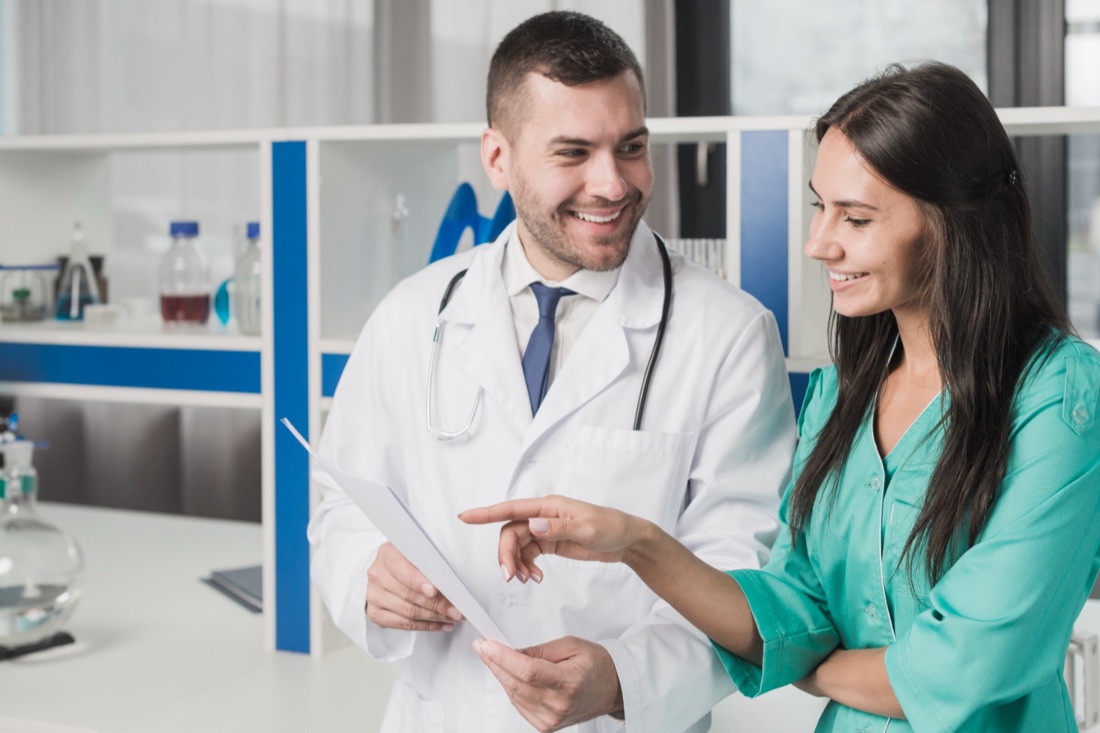 Profesionales de la salud revisando un estudio en el laboratorio